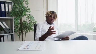 İş konferansı meşgul siyah adam çevrimiçi toplantı