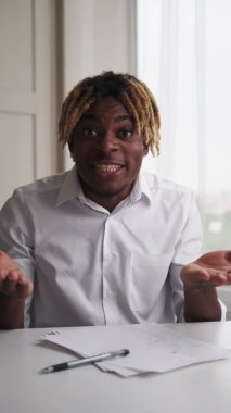 Yeni atama sürpriz siyah adam çevrimiçi toplantı