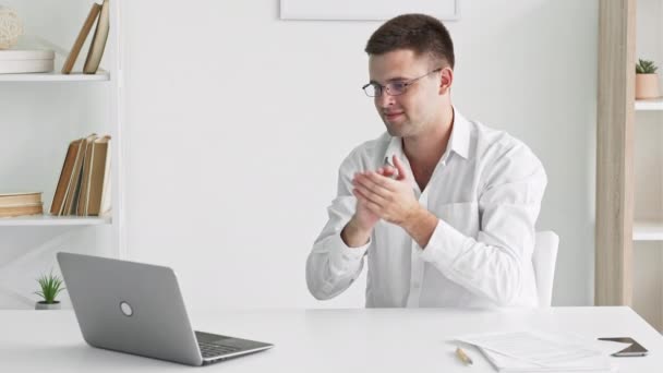Браво аплодировать офисному человеку онлайн встреча счастлива — стоковое видео