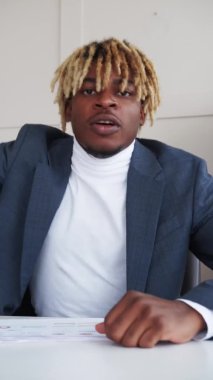 Geç toplantı endişeli siyah adam online röportaj