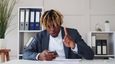 çevrimiçi toplantı meşgul siyah adam bilgileri kontrol et