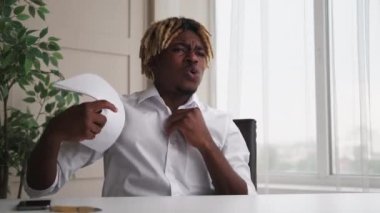 Bozuk ısı sistemi siyah adam ofisinde çalışıyor.