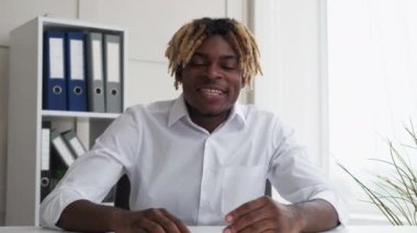 ilham verici çalışma mutlu siyah adam çevrimiçi konferans