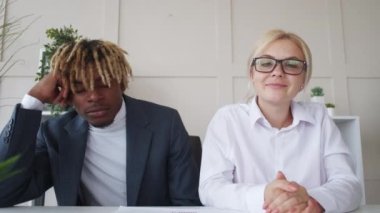 Çeşitli meslektaşlar çevrimiçi sıkıcı bilgiler