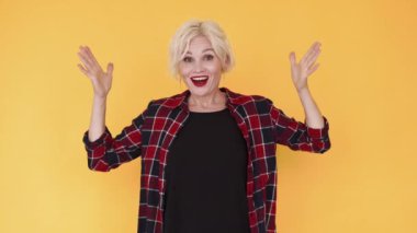 saklambaç oyunu mutlu kadın neşeli ruh hali