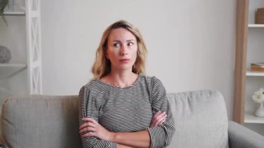 Hoşnutsuz durum şüpheci kadın belirsiz