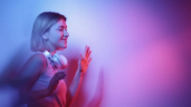 Neon dance música inspiração menina feliz festa — Vídeo de Stock