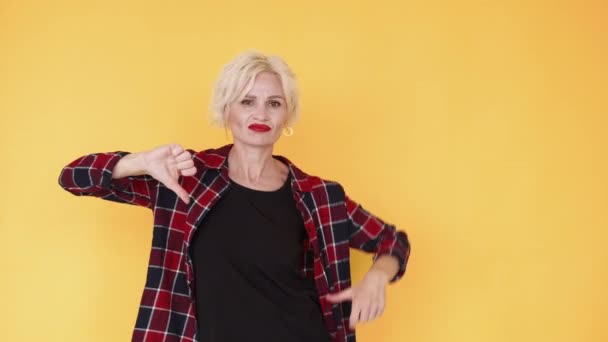 Dislike gesture displeased woman bad solution — Stock Video