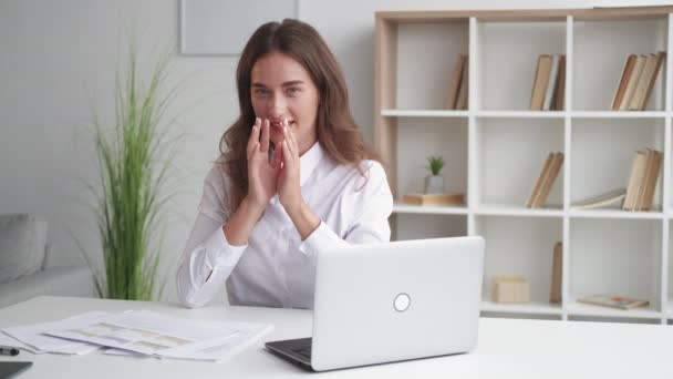 Evil plan office woman ironic expression pretty — Stock video