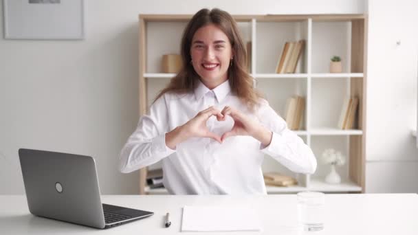 Skicka kärlek kontor kvinna inspirerad arbete ganska — Stockvideo