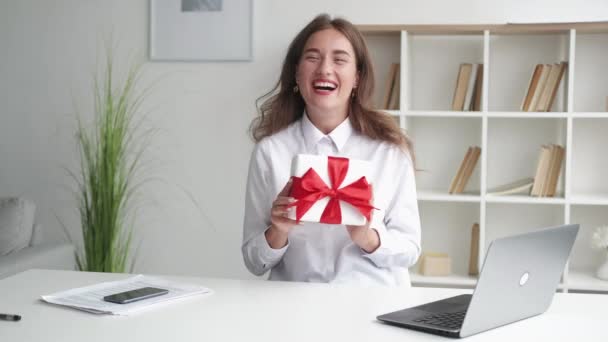 Corporate greeting excited woman unexpected — Stock Video
