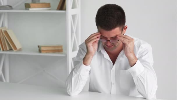 Изнуренная работа страдает человек головная боль разочарование — стоковое видео