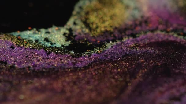 Sprankelende vloeistof textuur inkt stroom goud zwart paars — Stockvideo