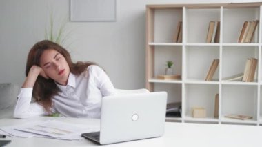 çevrimiçi konferans sıkıcı kadın ofis işi