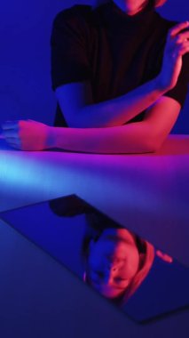 Neon ışıklı güzel kadın gülümseyen güzel yüz aynası