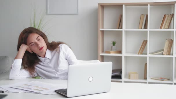 Conferência on-line entediado mulher trabalho de escritório — Vídeo de Stock