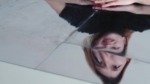 在悲伤破碎的镜子里发疯的女人 — 图库视频影像