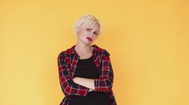 Hoşnutsuz durum şüpheci kadın belirsiz