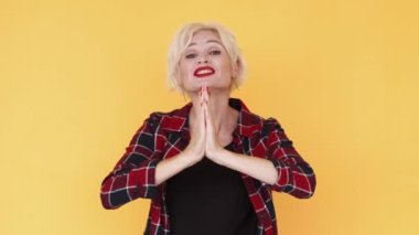 Komik yalvaran kadın senden bir iyilik istiyor.