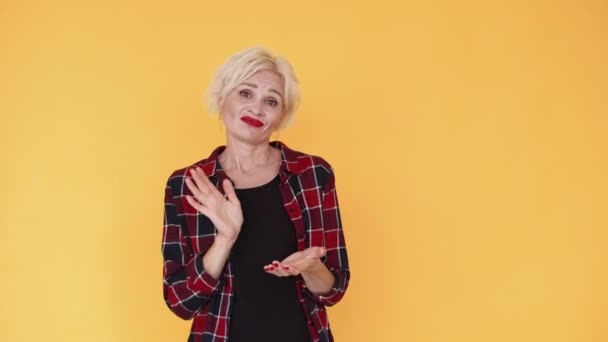 Aplaudující žena falešně gratuluje sarkastické emoce — Stock video