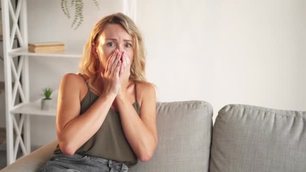 Situación de shock miedo mujer miedo frustración — Vídeos de Stock