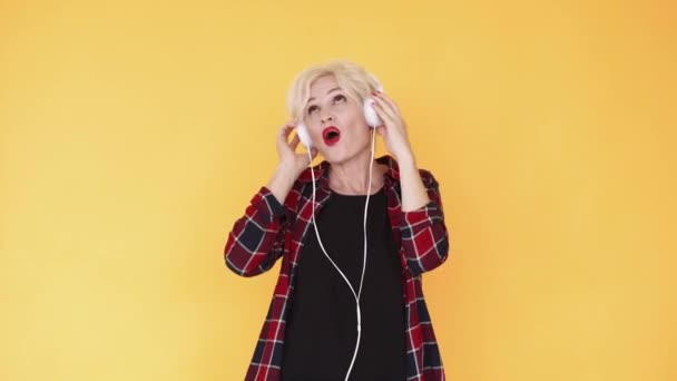 Müzikten hoşlanan mutlu kadın müzik sesinden — Stok video