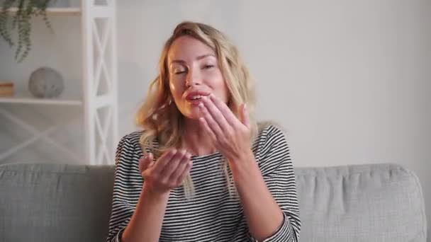 Pijpen kus geliefde vrouw oprechte gevoelens mooi — Stockvideo