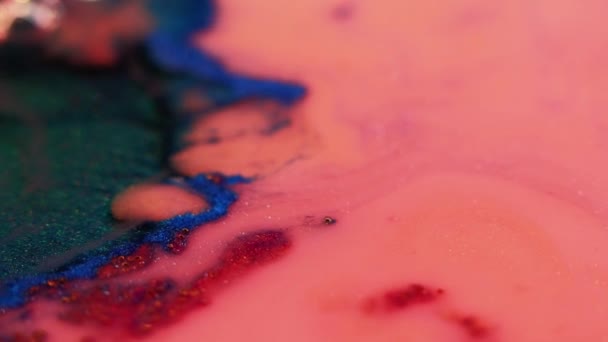 Χρώμα υγρό μίγμα glitter μελάνι νερό κοράλλι ροζ μπλε — Αρχείο Βίντεο