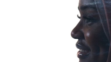 Gelecekteki umut dolu, gülümseyen kadın parıltısı