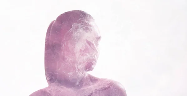 Aromaterapie léčení uvolněná žena růžová vůně mlha — Stock fotografie