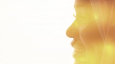 Hayal gücü gülümseyen kadın yüzü bokeh ışığı