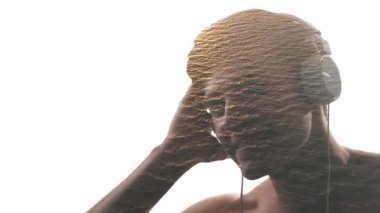 Ses zevki rahat adam kulaklıkları deniz dalgaları