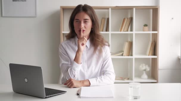 Práce tajemství hezká žena udržet mlčení tajemné — Stock video