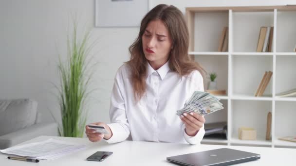 Money choice hesitating woman modern technology — Stock Video