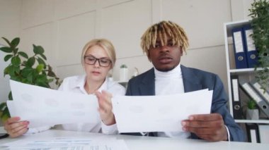 Mesafe çalışma ofisi meslektaşları çevrimiçi konferans