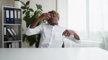 İş görüşmesi mutlu zenci adam çevrimiçi konferansı