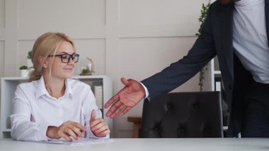 Çevrimiçi röportaj mutlu meslektaşlar