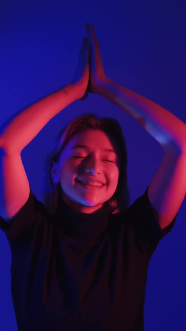 네온 댄스 레크리에이션 음악 영감 소녀 색상의 빛 — 비디오