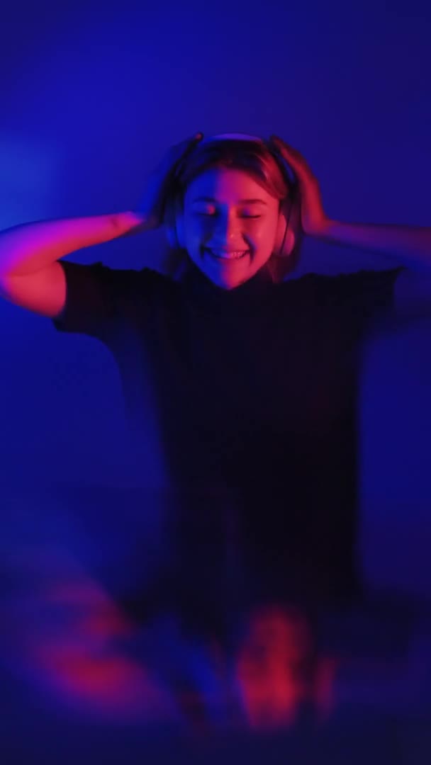 Musik energi neon lys pige danser i hovedtelefoner – Stock-video