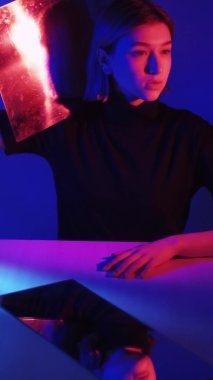 siber punk güzellik neon ışığı kadın yansıması