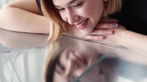 Donna felice bellezza viso sfocatura specchio riflesso — Video Stock