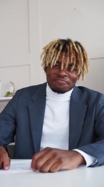 Sanal buluşma şık siyahi adam mesafesi çalışması