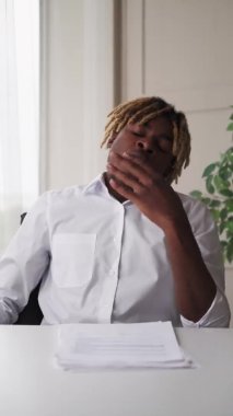 Yorgun iş yorgun siyah adam zor dönem