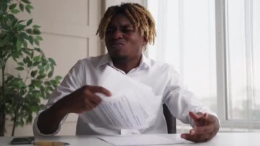 Kötü iş. Kızgın siyah adam. Belge sorunu.