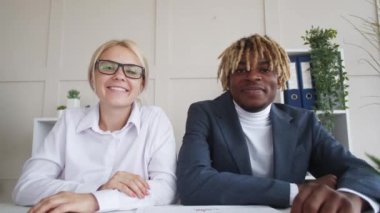 çevrimiçi toplantı ofisi meslektaşları sanal röportaj