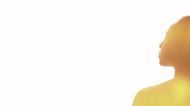 Yumuşak güzellik, cilt bakımı ışıl ışıl kadın yüzü.