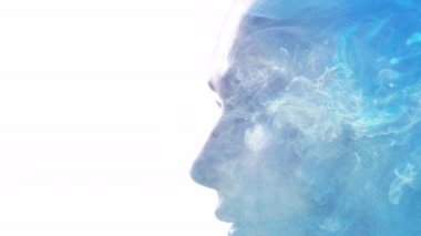 Ruhsal aura iç huzur kadını mavi sisle karşı karşıya