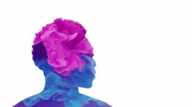 aura enerjisi iç harmoni adamı renkli dumanla karşı karşıya