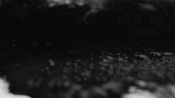 氷の霜黒白インク汚れを背景にグランジ — ストック動画