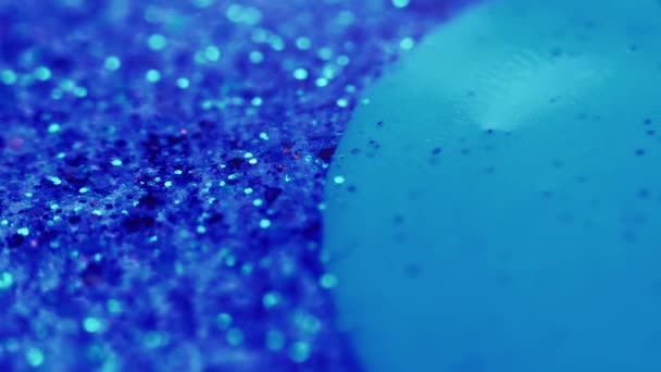 Glitzernde Wassertinte Blase schwimmende Unschärfe blaue Pailletten — Stockvideo